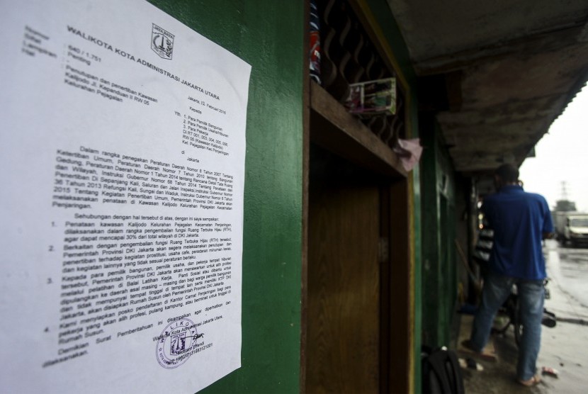 Surat pemberitahuan dari Pemprov DKI Jakarta tertempel di salah satu rumah di kawasan Kalijodo, Jakarta, Minggu (14/2).