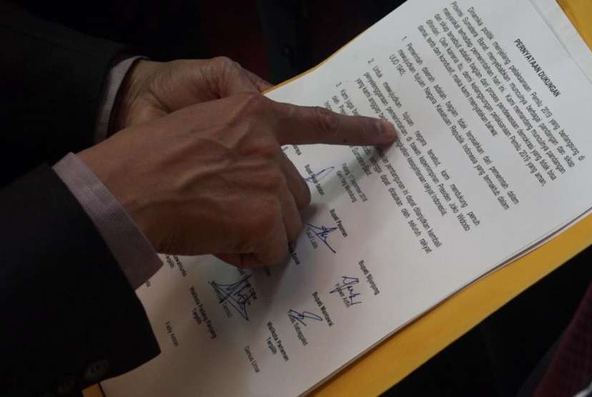 Surat pernyataan dukungan yang ditandatangani oleh sejumlah kepala daerah di Sumbar. 