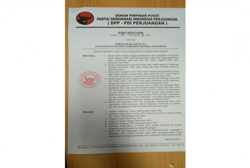 Surat sanksi pemecatan seketika kepada Bupati Klaten, Sri Hartini, yang terkena operasi tangkap tangan (OTT) oleh Komisi Pemberantasan Korupsi (KPK)