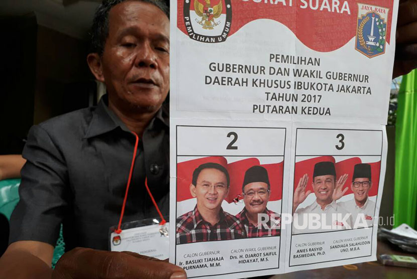 Surat suara yang diklaim rusak oleh pemilih baru di TPS 128 RT 05/10, Jatinegara, Cakung, Jakarta Timur, Rabu (19/4).