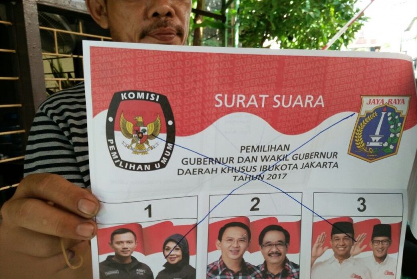 Surat suara yang sudah tercoblos nomor dua sebelum digunakan, si TPS 33, Rawamangun, Pulo Gadung, Jakarta Timur.