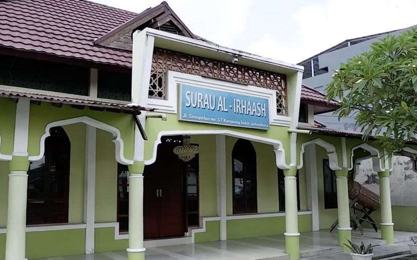 Surau Al-Irhaash, di Jalan Senapelan, Kota Pekanbaru, merupakan surau pertama dan tertua di ibukota Provinsi Riau.Bangunan surau didirikan pada tahun 1925 di masa penjajahan Belanda.