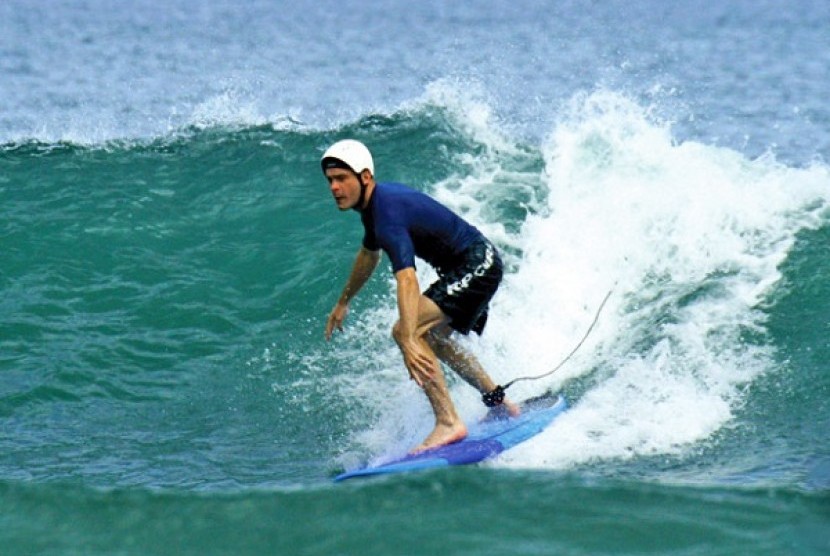Surfing di Sanur (Ilustrasi)