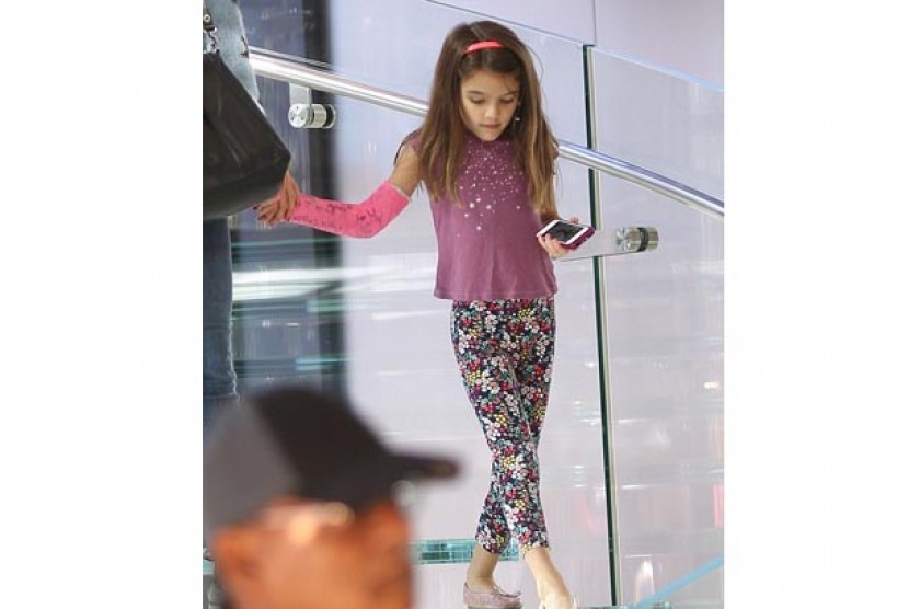 Suri Cruise dan iPhone barunya