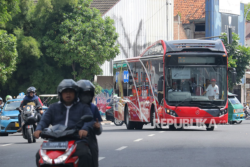 Naik Suroboyo Bus Kini Bisa Bayar Pakai Uang Elektronik (ilustrasi).