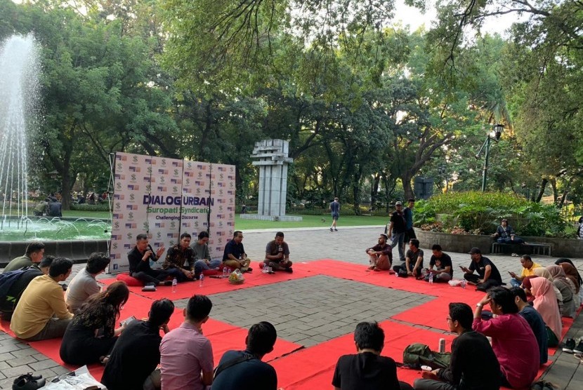 Suropati Syndicate menyelenggarakan Diskusi Publik, yang berlokasi di Taman Suropati Menteng Jakarta Pusat, Ahad (18/8). 