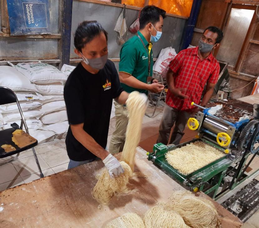 Suroso (kanan) menceritakan kisah produksi Mie Langgeng yang berusaha bertahan di tengah pandemi. 