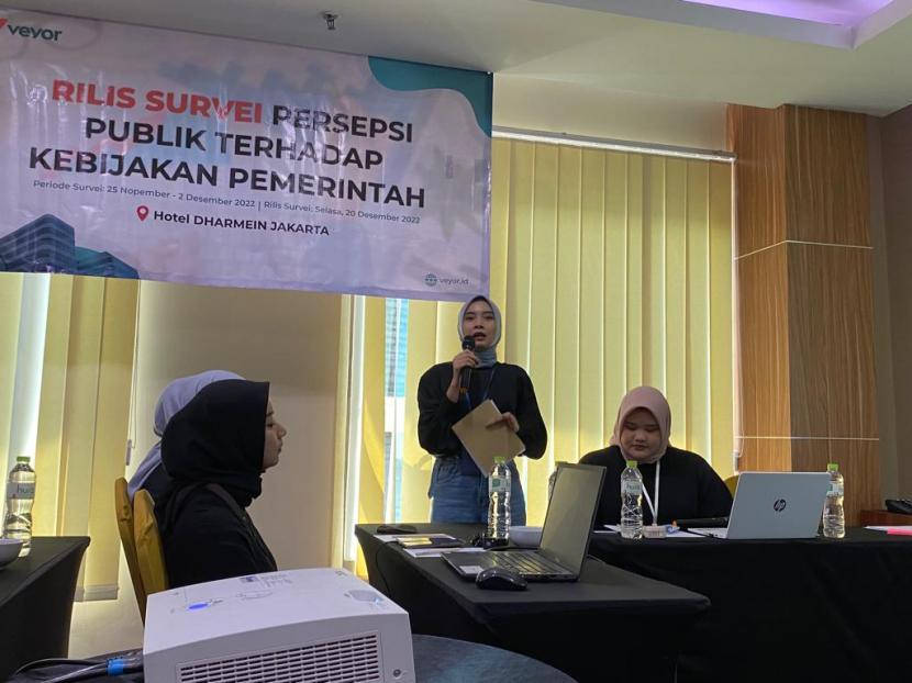 Rika Komalasari, peneliti dari Veyor Indonesia pada saat memaparkan hasil survei. 