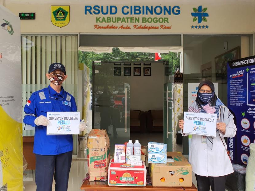 Surveyor Indonesia menyerahkan bantuan alat kesehatan ke RSUD Cibinong.