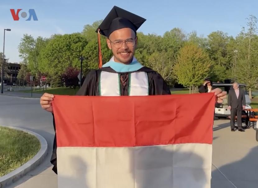 Surya menerima penghargaan sebagai outstanding graduate di kampus teknologi terbesar AS.