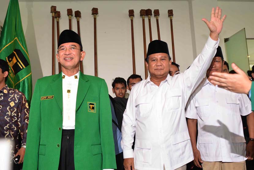 Suryadharma Ali (kiri) bersama Ketua Dewan Pembina Partai Gerindra, Prabowo Subianto (kanan) saat deklarasi dukungan PPP untuk capres dari Gerindra di di kantor DPP PPP, Jakarta Pusat, Jumat (16/5).