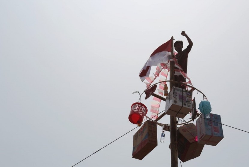 Lomba panjat pinang saat perayaan HUT RI, ilustrasi
