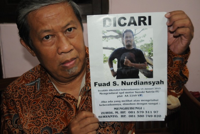 Suryanto menunjukkan poster bergambar putranya Fuad Sigit Nurdiansyah, mahasiswa UGM yang hilang tiga bulan, Senin (29/4).