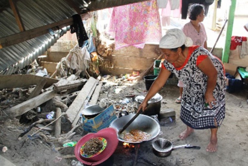 Suryati tengah memasak di dapur umum