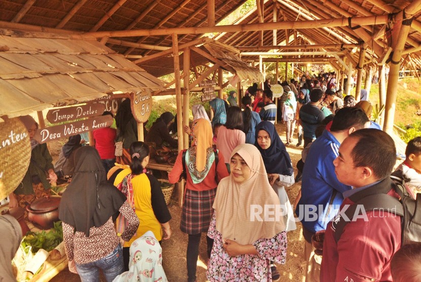 Susana dan aktivitas di Pasar Jajanan Ndeso, di kawasan embung Sebligo, Desa Lerep, Kecamatan Ungaran Barat, Kabupaten Semarang, Ahad (20/10). Kementerian Pariwisata dan Ekonomi Kreatif/Badan Pariwisata dan Ekonomi Kreatif menyampaikan mayoritas kredit ekonomi kreatif disalurkan pada sektor kuliner, fashion, dan kriya. Total penyalurannya sebesar Rp 7,9 triliun pada 2019.