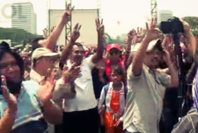 Susana masyarakat menyaksikan pelantikan Jokowi di Monas