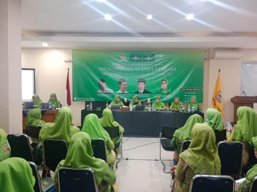 Susana Rakor Muslimah NU se-Jawa Tengah yang membahas soal pemberdayaan perempuan melalui forum pengajian di Semarang,Ahad (26/3/2003).