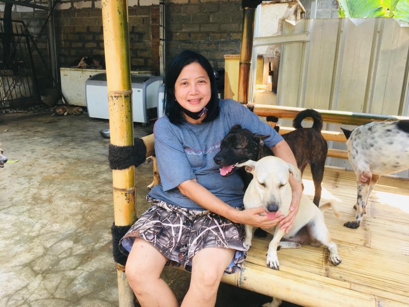 Susana Somali (55 tahun), yang memiliki kepedulian merawat banyak anjing di Pejaten Shelter, Jaksel, Jumat (24/7).