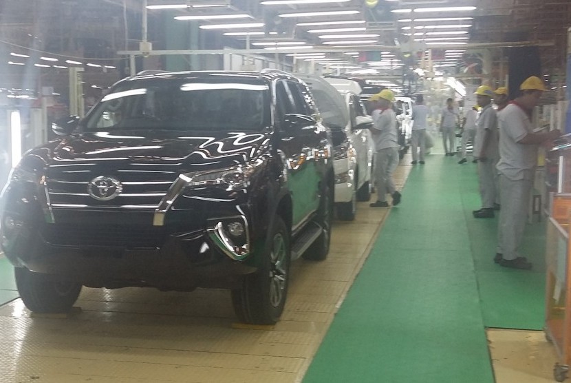 susasana produksi Toyota Fortuner di pabrik TIMMIN, Cikarang Jawa Barat