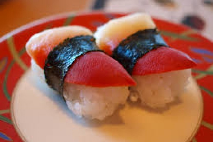 Saat melahap sushi, cocolkan sedikit saja ke kecap asinnya. Juga selalu jaga kebersihan tangan sebelum menyantap sushi.