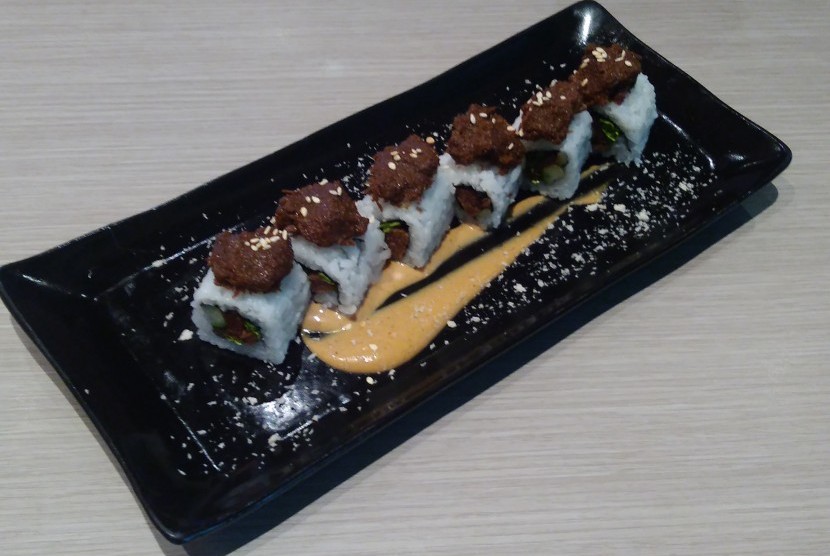 Sushi khas Jepang dengan sentuhan rasa Padang merupakan menu unggulan Suntiang.