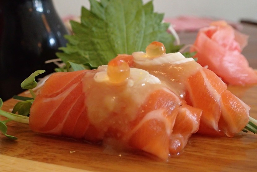Sushi kreasi Chef Slamet Basuki dari Umaku Sushi Resto, Salmon with Lemon Miso.