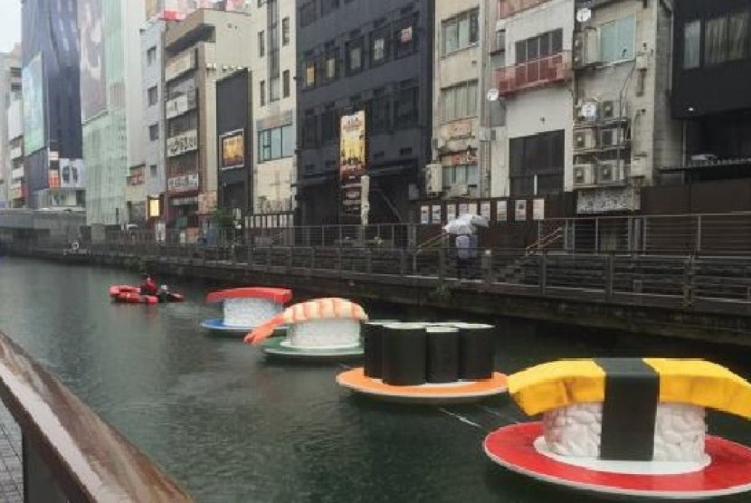 Sushi mengambang di Osaka