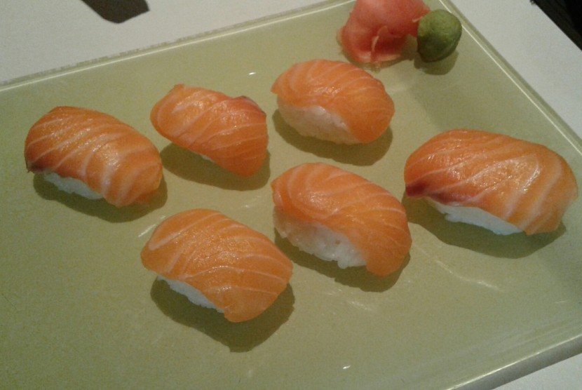 Sushi menggunakan salmon Norwegia.