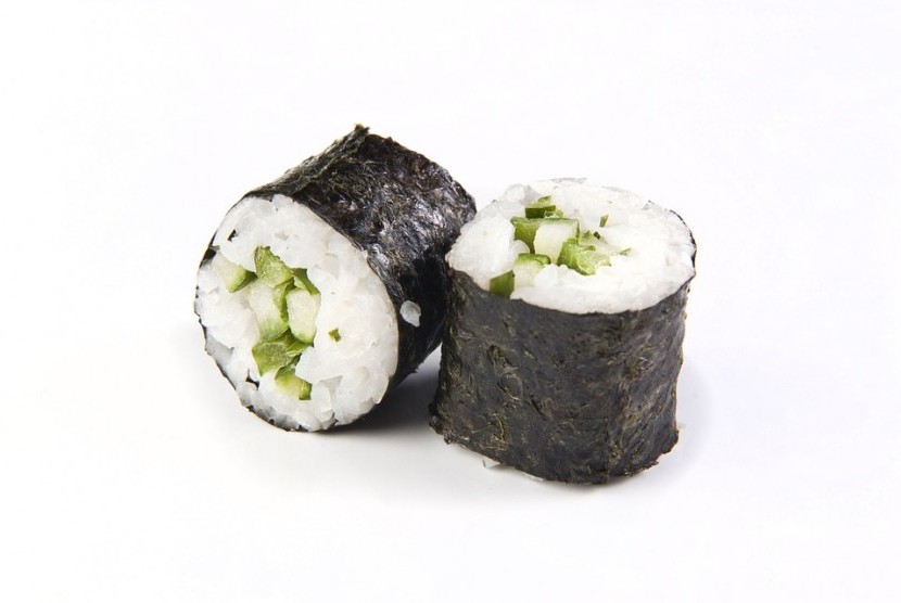 Sushi roll memiliki lebih banyak nasi dan bahan tambahan, ketimbang potongan ikan mentah yang khas dari sushi.