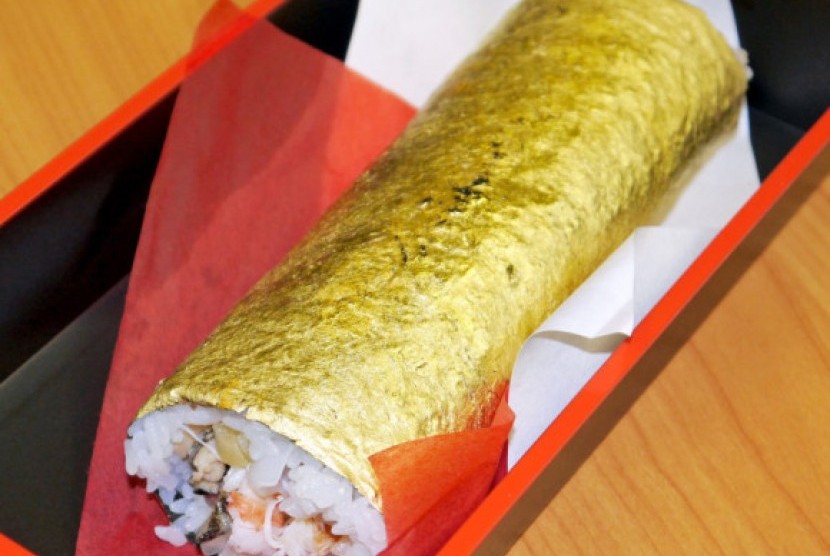 Sushi terbungkus emas.