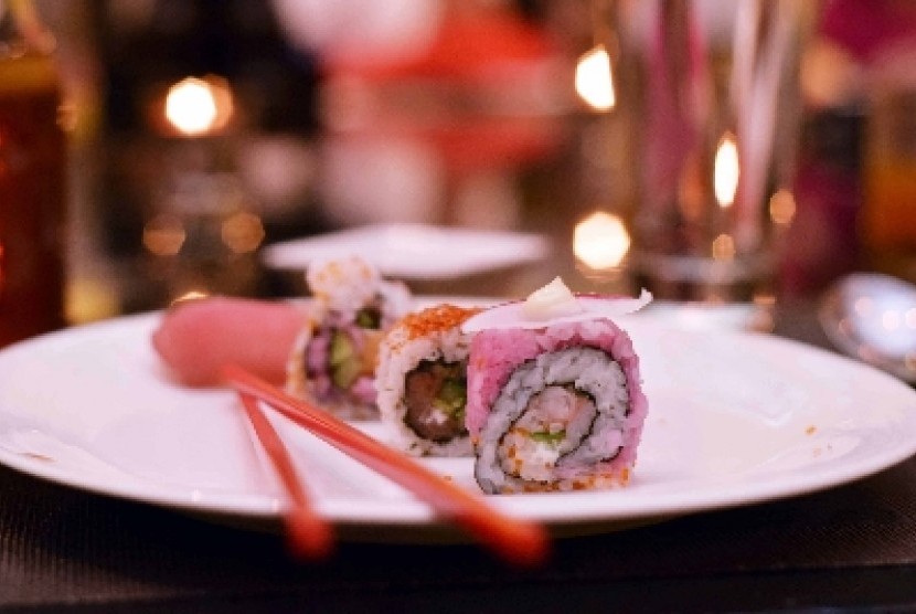 Sushi yang dibalur sentuhan warna merah khusus tersaji tiap Kamis malam di Hotel Shangri-La Jakarta.