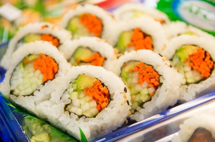 Sushi bisa dibuat sendiri dengan melihat resep di aplikasi khusus kuliner halal Momasa.