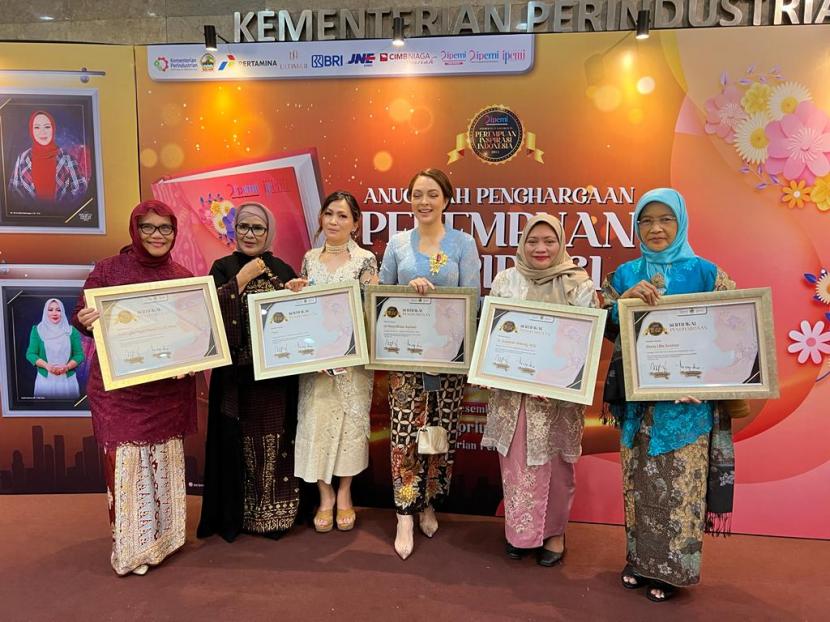 Susianah Affandy (dua dari kanan) dan para peraih penghargaan Perempuan Inspirasi Indonesia 2022 dari Ikatan Pengusaha Muslimah Indonesia (IPEMI. 