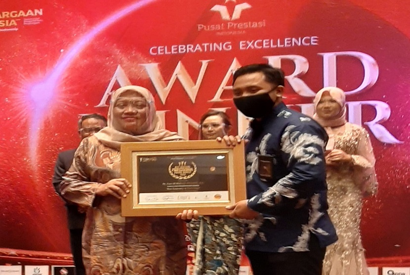 Susianah Affandy, Komisioner KPAI dan Ketua Kongres Wanita Indonesia (KOWANI) menerima penghargaan Best Inspiring Profesional Award Winner 2020 dari Pusat Prestasi Indonesia. 
