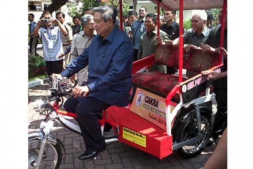 Presiden Susilo Bambang Yudhoyono menaiki Becak Cakra Hybrid buatan SMK PGRI 2 Ponorogo, Jawa Timur. 