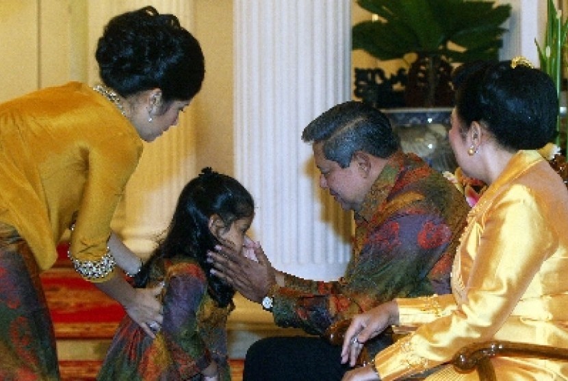Susilo Bambang Yudhoyono dan Ani Yudhoyono (kanan) menerima 