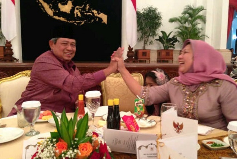 Susilo Bambang Yudhoyono dan istrinya Ani Yudhoyono melakukan tos saat buka puasa bersama para pemimpin redaksi, di Istana Negara, Selasa malam (16/7)