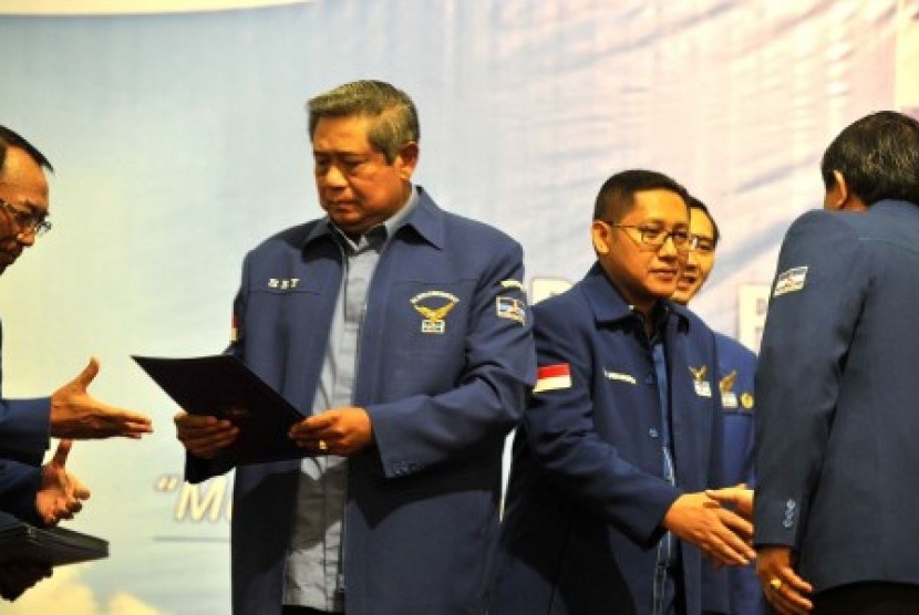 Susilo Bambang Yudhoyono (kiri) dan Anas Urbaningrum (kakan)