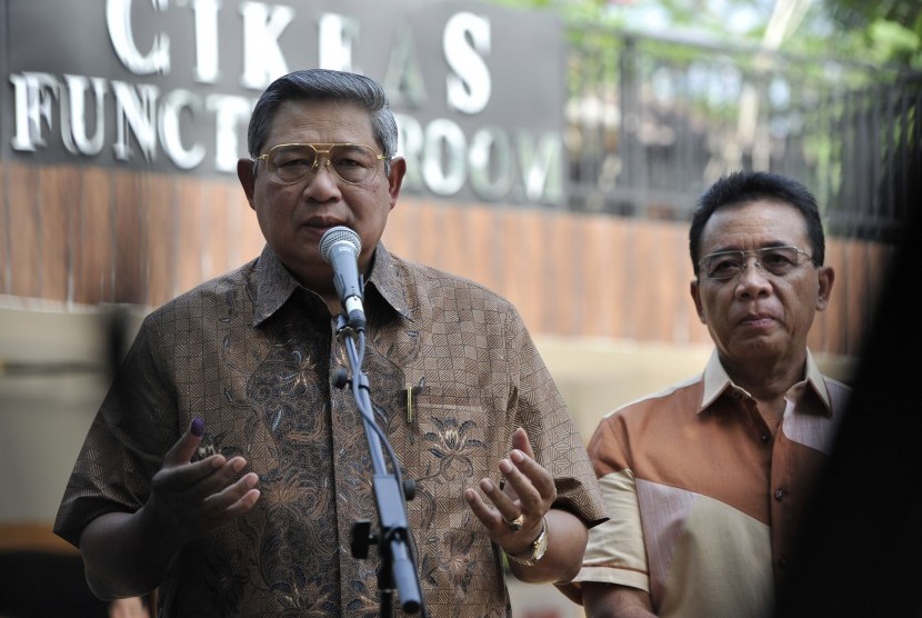 Susilo Bambang Yudhoyono (kiri) dan Djoko Suyanto (kanan) 