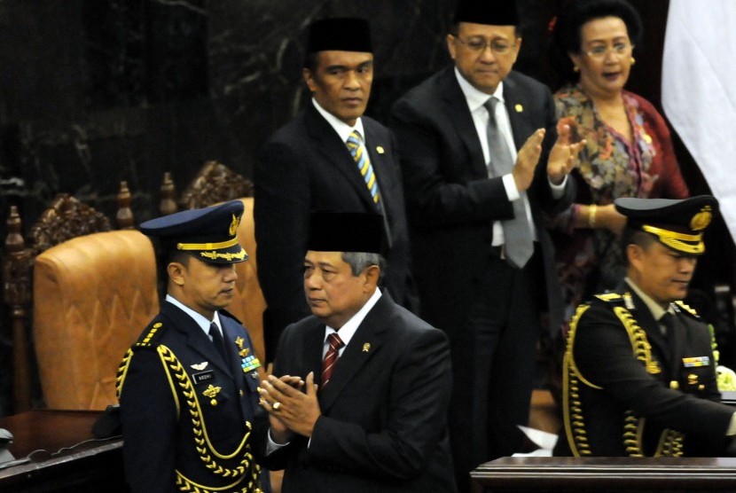 Susilo Bambang Yudhoyono memberikan penghormatan usai menyampaikan Rancangan APBN 2015 dalam sidang paripurna di Ruang Rapat Paripurna I, Gedung Nusantara, Kompleks Parlemen, Jakarta, Jumat (15/8).