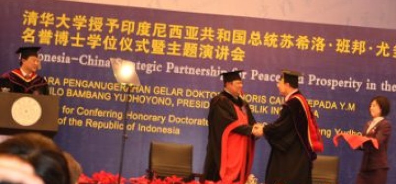 Susilo Bambang Yudhoyono menerima gelar doktor honoris causa dari Universitas Tsinghua, Beijing, Cina, Jumat (23/3/2011)