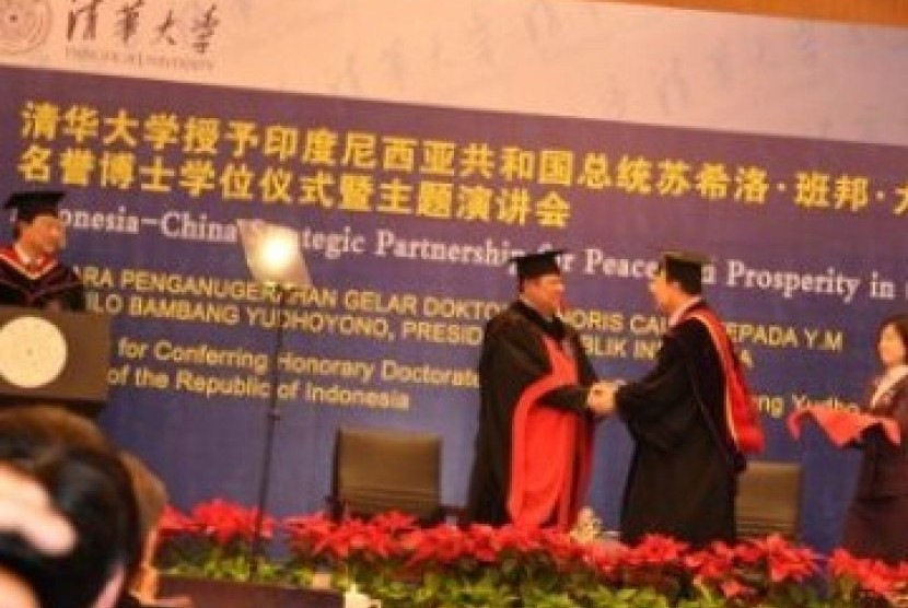 Susilo Bambang Yudhoyono menerima gelar doktor honoris causa dari Universitas Tsinghua, Beijing, Cina. (Ilustrasi)