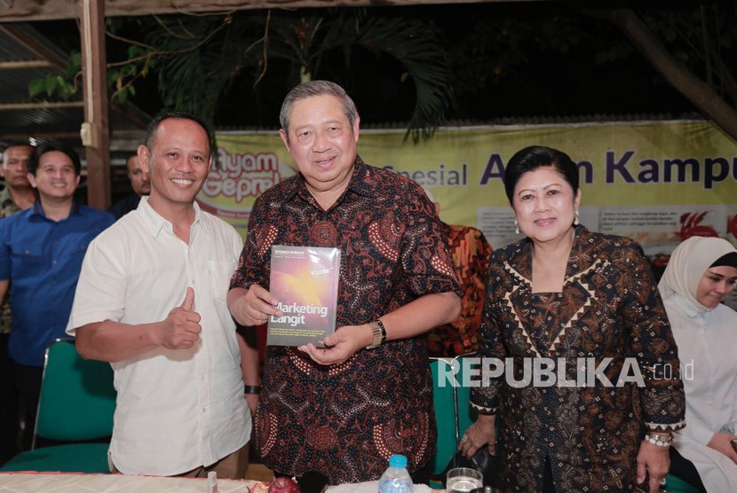 Susilo Bambang Yudhoyono (SBY) dalam Tour de Jatim Partai Demokrat, di Sragen, Jawa Tengah, Kamis (5/4).