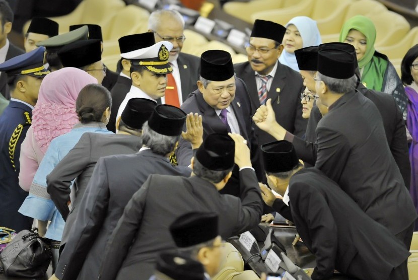  Susilo Bambang Yudhoyono (tengah) menyapa anggota DPR-DPD usai menyampaikan pidato kenegaraan dalam sidang bersama DPR-DPD RI di Gedung Nusantara, Kompleks Parlemen Senayan, Jakarta, Jumat (15/8).