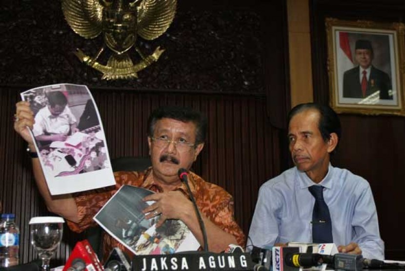  Jaksa Agung Basrief Arief (kiri) didampingi Wakil Jaksa Agung Darmono (kanan) memperlihatkan foto penyerahan diri mantan Kabareskrim Komjen (Purn) Susno Duadji pada jumpa pers di Jakarta, Jumat (3/5). 
