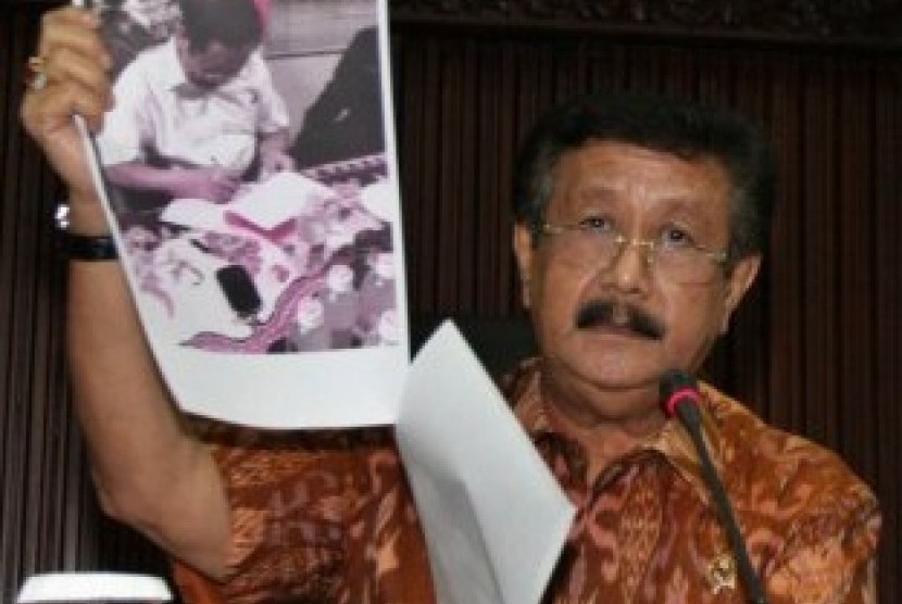 SUSNO MENYERAHKAN DIRI. Jaksa Agung Basrief Arief (kiri) memperlihatkan foto penyerahan diri mantan Kabareskrim Komjen (Purn) Susno Duadji.