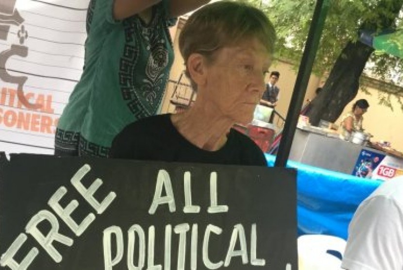  Suster Patricia Fox ditahan hari Senin dan dibebaskan hari Selasa dengan tuduhan ikut ambil bagian dalam kegiatan politik ilegal.