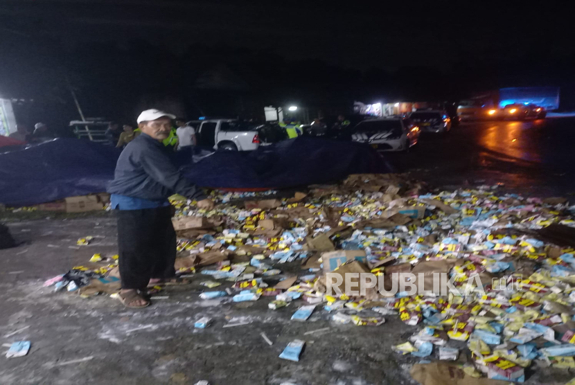 Susu dan Teh Kemasan Kotak Berserakan di Lokasi Kecelakaan yang Melibatkan 3 Kendaraan di Jalan Raya Purwakarta, tepatnya di Kampung Cikubang, RT 02/05, Desa Nyalindung, Kecamatan Cipatat, KBB pada Ahad (16/3) Malam. Kecelakaan itu Menewaskan 1 Orang.