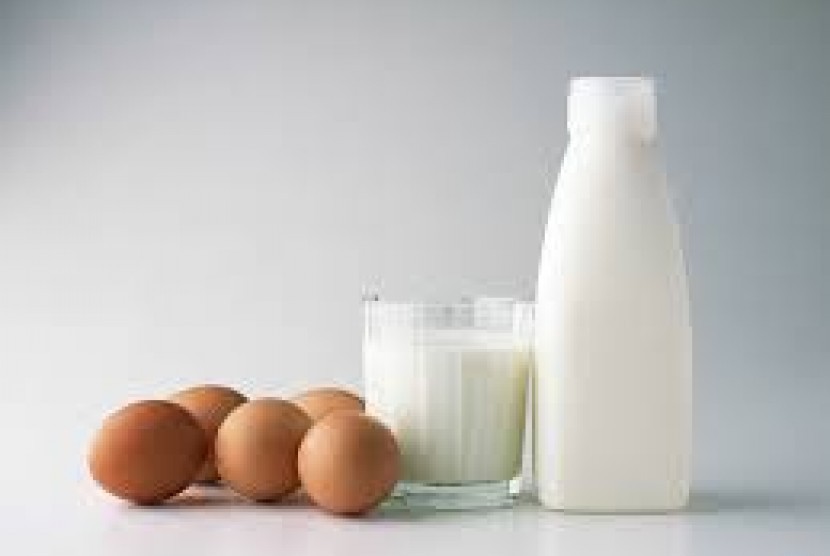 Susu dan telur bisa jadi bahan untuk masker rambut bagi mereka yang berambut panjang.