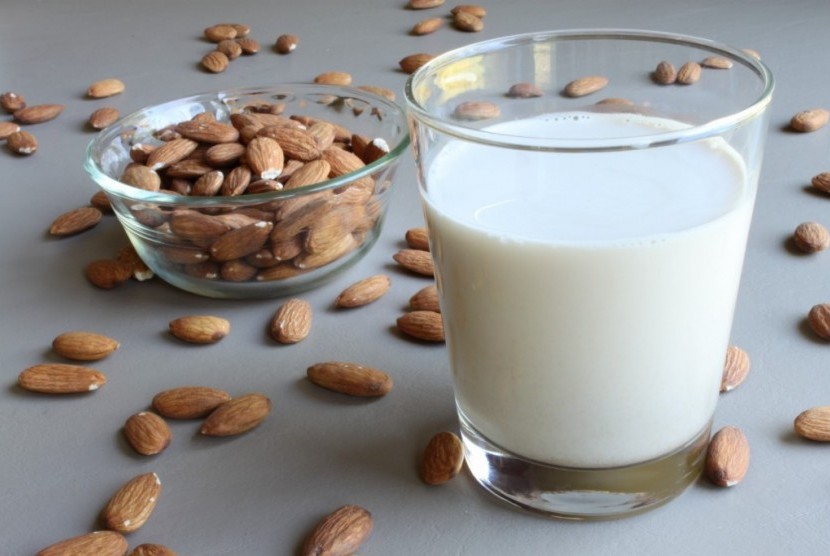 Susu dari kacang almond. Sesuaikan kebutuhan susu dengan mengecek komposisinya.